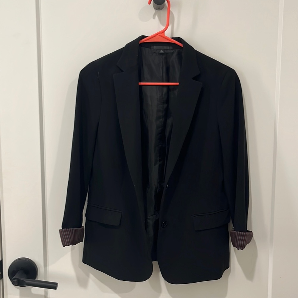 UNIQLO women’s blazer, nonwrinkle fully lined with contrast cuff